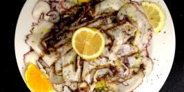 Carpaccio de poulpe sur lit de roquette